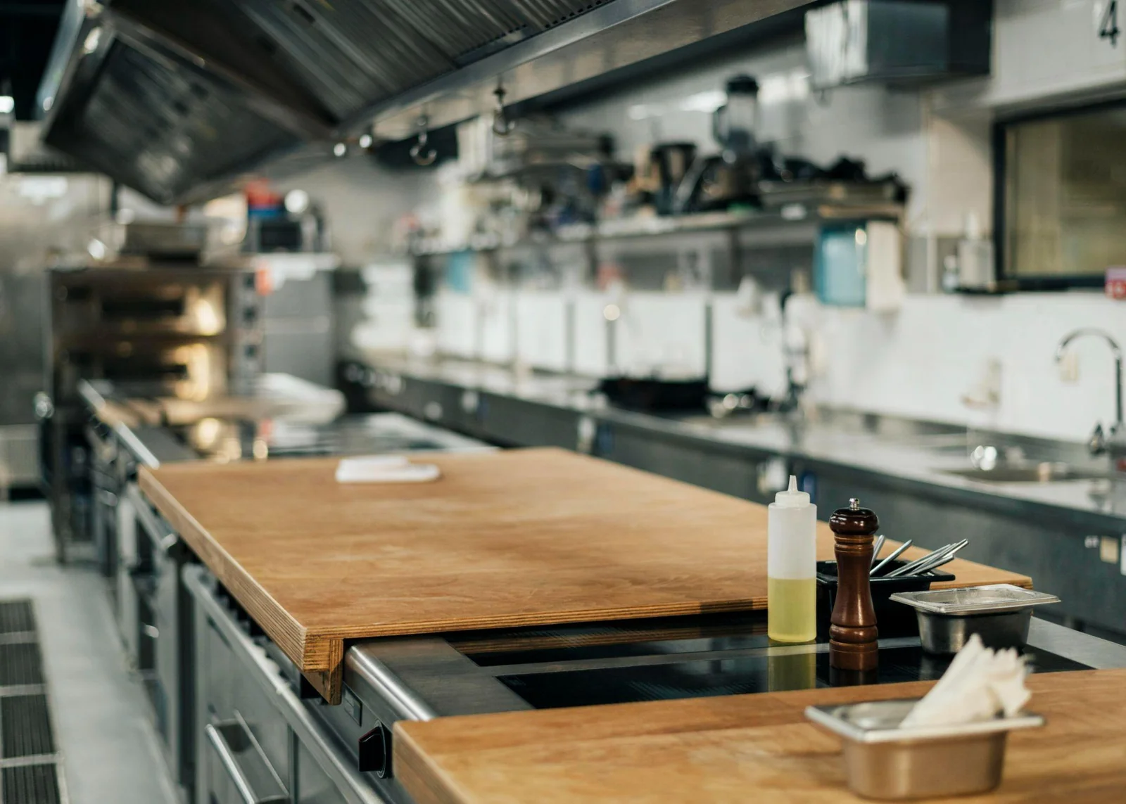 Keep central kitchen operations running efficiently with commercial-grade dishwashing.